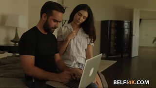 Распутной брюнетке кирәк зур әгъзасы өчен растянуть үз киску