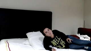 Я даю їй молоко, поки інший її трахає