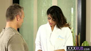 Sexy babe Sophia Leone poklekl a spolkl ptáka po masáž