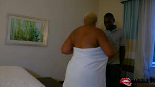 Lady Onyxx ffycin ei therapydd tylino