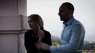 Егет белән зур әгъзасы трахает бедную кызны, әлегә ул кончает