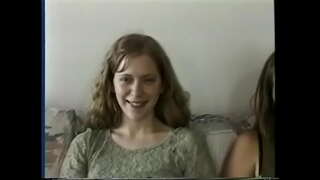 Brunette parvulus habet, eam super-pilosus pussy gustavit per eam optima femina, amicus