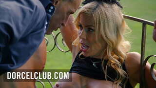 Seksi në park me një busty bjonde MILF