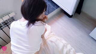 Si rambut coklat comel yang kurus dalam bodysuit seksi dan cermin mata suka melakukan hubungan seks yang ghairah, menghisap batang dan merasakan batang dalam pussy kecilnya sehingga dia mendapat merangkap pada keldai manisnya