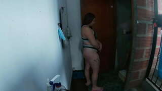 Mwen envite ou antre nan kay la nan yon kay vyann yo ak li te bèz avè m &#039; tankou yon femèl chen gade jouk nan fen an