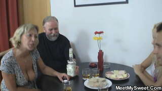 Mladá kráska má sex s starý pár