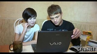 Симпатичная красотка раздвигает ножки