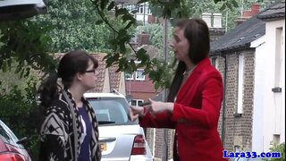 ���ಂಗ್ಲೀಷ್ ಪ್ರೌಢ ಎತ್ತಿಕೊಳ್ಳುವ ಮುಗ್ಧ ಶಾಲಾ