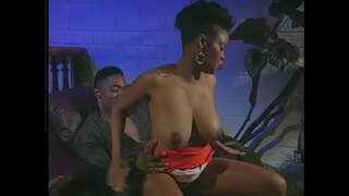 Qora yigit qilli mushuk Ebony Boba yalaymiz va kafedrada uning doggy uslubi fucks